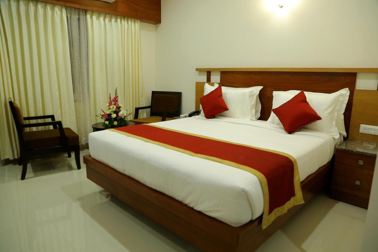 Hotel U.T.Elegance Bangalore Buitenkant foto